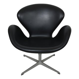 Swan Chair in Original Black Aura Leather by Arne Jacobsen For Sale