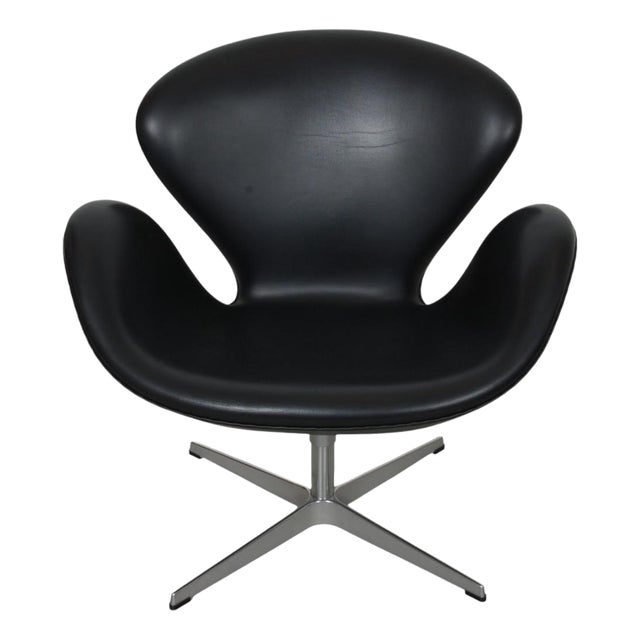 Swan Chair in Original Black Aura Leather by Arne Jacobsen For Sale