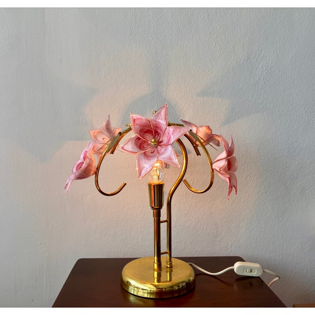 Vintage Pink Murano Glass Floral Table Lamp – Authentic Italian Curved Flower Desk Lamp With Brass Frame – Romantic Atmospheric Lighting For Sale - Image 16 of 18