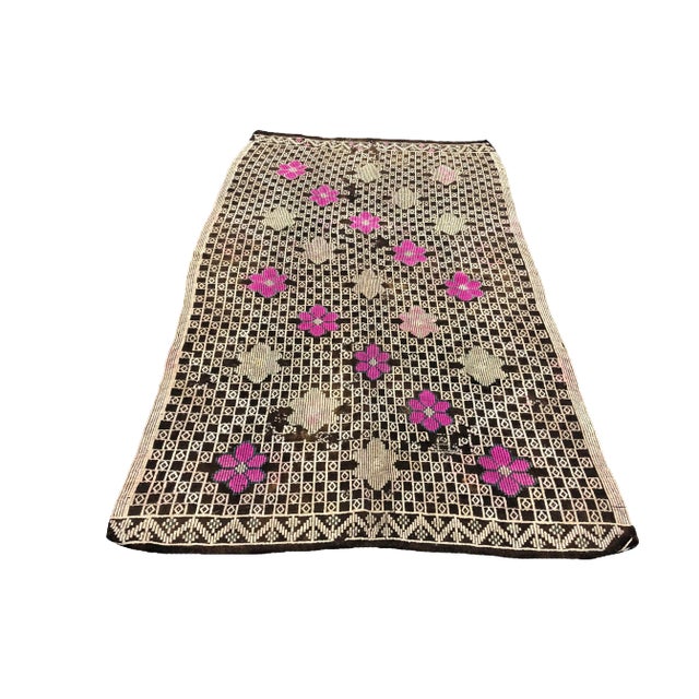 1960s Vintage Floral Design Organic Turkish Area Kilim Rug- 5′3″ × 8′11″ For Sale