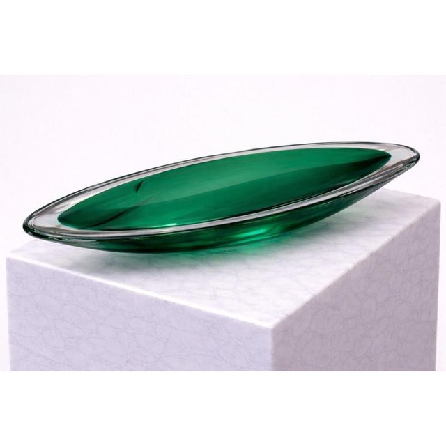 1950s Emerald Green Art Glass Centerpiece Bowl by Vicke Lindstrand for Kosta, Sweden, 1950s For Sale - Image 5 of 8