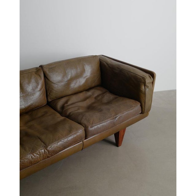 Animal Skin Danish Mid-Century Modern Olive Brown Three Seater V11 Sofa by Illum Wikkelsø, 1960s For Sale - Image 7 of 8
