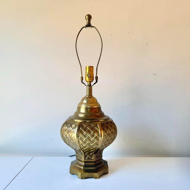1970s 1970s Brass Basketweave Ginger Jar Lamp For Sale - Image 5 of 11