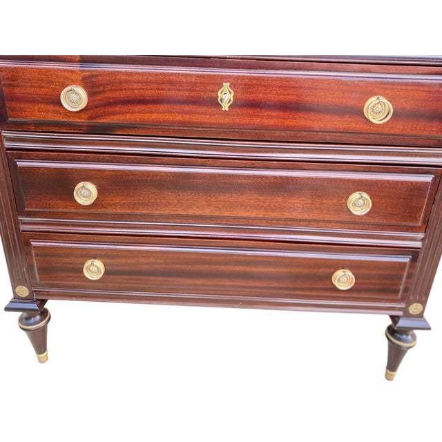 Louis XVI Directoire period chest of drawers, French mahogany style. Dimensions: height 85, width 102, depth 52.