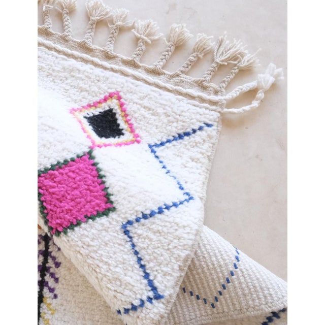 White Moroccan Boujad Wool Rug - 8.1 X 5.1 Ft For Sale - Image 8 of 8
