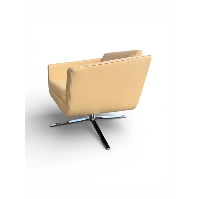 Nappa leather, lightly pigmented. 1.5-1.7 mm thick Leather A94 Frame material: Stainless steel Legs material: Stainless...