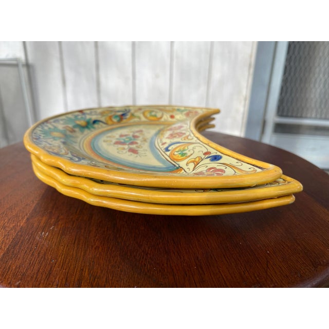 Early 20th Century Early 20th Century Deruta Italy Ceramic Crescent Plates With Raffaelesco Pattern - Set of 3 For Sale - Image 5 of 9
