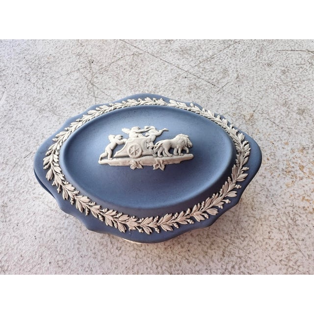 A classic piece of English ceramic artistry, this late 20th-century Wedgwood lidded trinket box features the brand’s...