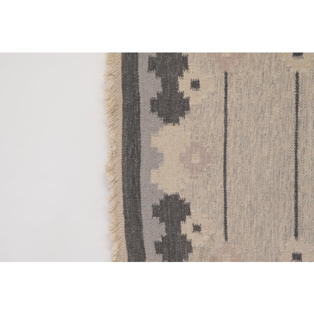 Textile Mid-Century Modern Swedish Kilim Rug in Grey Tones, 1960 For Sale - Image 7 of 9