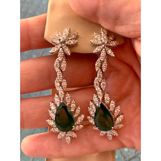 15 Carat Pear Shape Emerald Diamond Hanging/Drop Earrings 18 Karat White Gold For Sale - Image 11 of 18