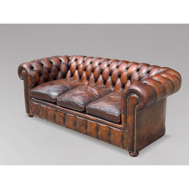 Superb Quality Late 19th-Century Brown Leather 3-Seater Chesterfield Sofa A stunning late 19th-century Victorian three-...