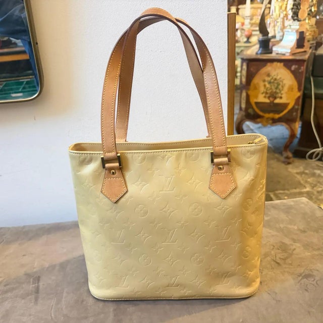 2002 Louis Vuitton Beige, Gold Vernis Patent Leather Houston Hand-Bag For Sale - Image 14 of 17