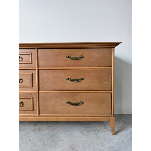 Vintage Broyhill Premier Division 9-Drawer Dresser With Brass Handle For Sale In Miami - Image 6 of 17