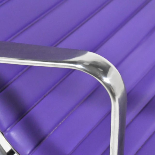 Eames Aluminum Group Lounge Chairs by Herman Miller (Pair in Purple) For Sale - Image 11 of 13