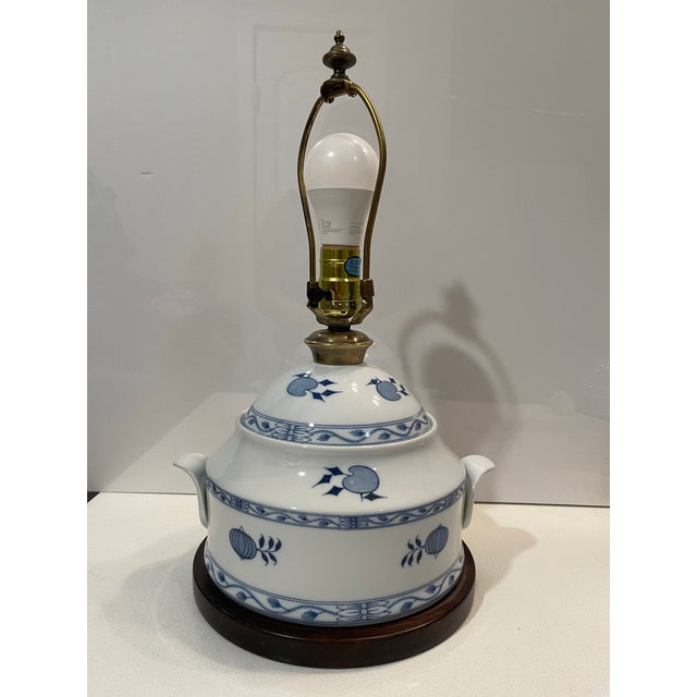 Frederick Cooper Blue & White Ceramic Vintage Table Lamp, Chicago. For Sale In San Diego - Image 6 of 12