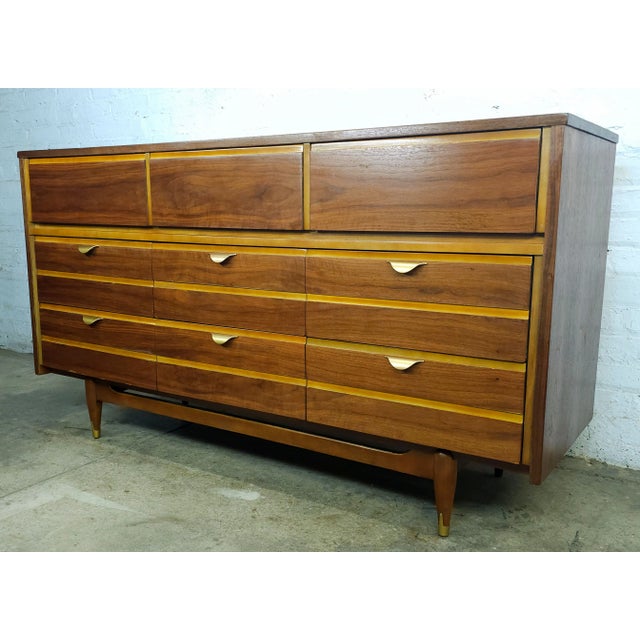 Mid-Century Modern 1960s Refreshing Mid Century Modern Walnut 9 Drawer Long Dresser Mainline Hooker For Sale - Image 3 of 12