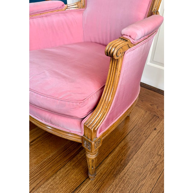French Carved Pink Silk Upholstered Bergere Armchair Fauteuil For Sale In New York - Image 6 of 7