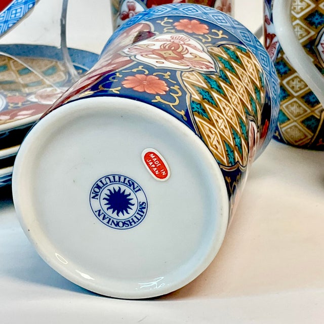 1950s Vintage Chinoiserie Japanese Imari Luncheon Plates and Mugs - Set of 8. For Sale - Image 10 of 13
