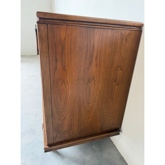 Long Mid Century Modern Thomasville Tamerlane Walnut Bar Credenza Sideboard Cabinet For Sale - Image 17 of 18