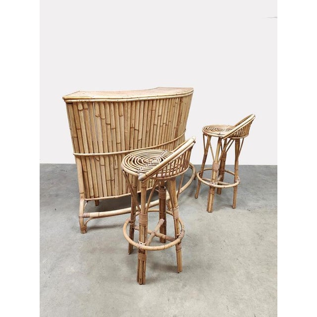 Vintage Curved Bamboo Rattan Tiki Bar Stools and Cocktail Bar, 1980s, Set of 3 For Sale - Image 4 of 7