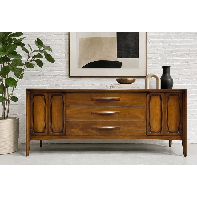 Walnut Mid Century Modern Credenza Dresser by Broyhill Premier's Emphasis Line, c. 1960's. Boasting gorgeous wood grains,...