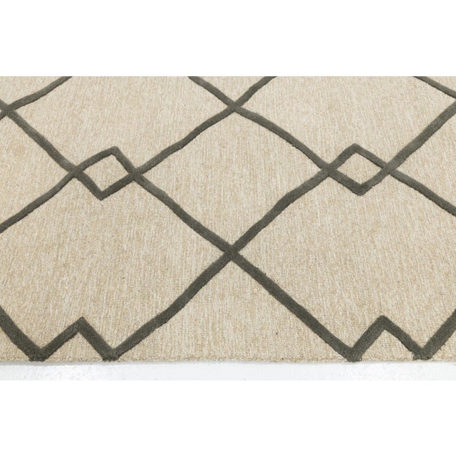 8x10 Geometric Trellis Hand-Tufted Wool Rug – Neutral Beige & Charcoal For Sale - Image 9 of 10