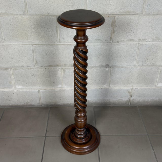 A vase stand attributed to Italian craftsmanship of the 1960s, made of fine hand-carved and hand-turned wood, finished...