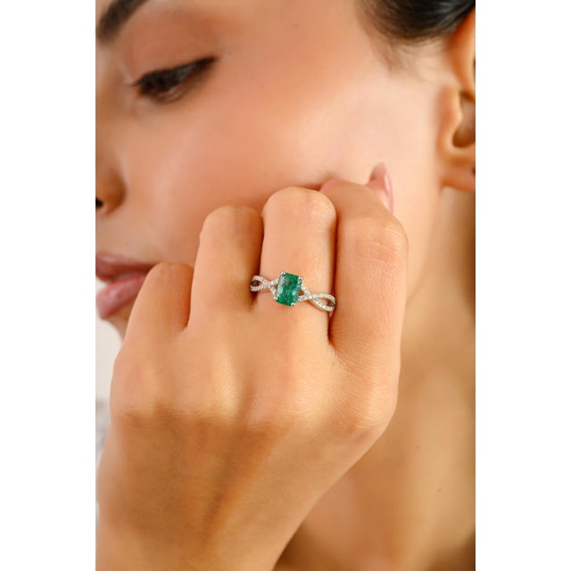 14k White Gold Emerald and Diamond Twisted Ring Size 6 For Sale - Image 9 of 13