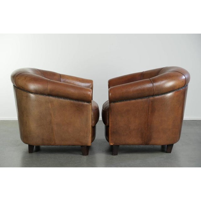 Beautiful set of 2 sheepskin club armchairs in a timeless English style with a stunning appearance. : This beautiful set...