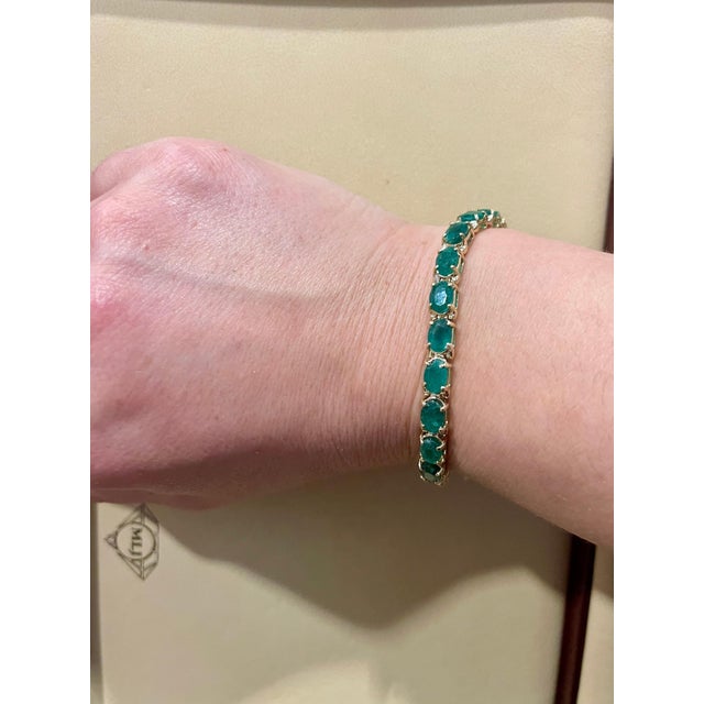16 Carat Natural Emerald Cocktail Tennis Bracelet 14 Karat Yellow Gold For Sale In New York - Image 6 of 18