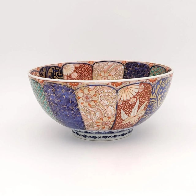 An elegant Imari bowl in a variant of chrysanthemum pattern, 19th century.