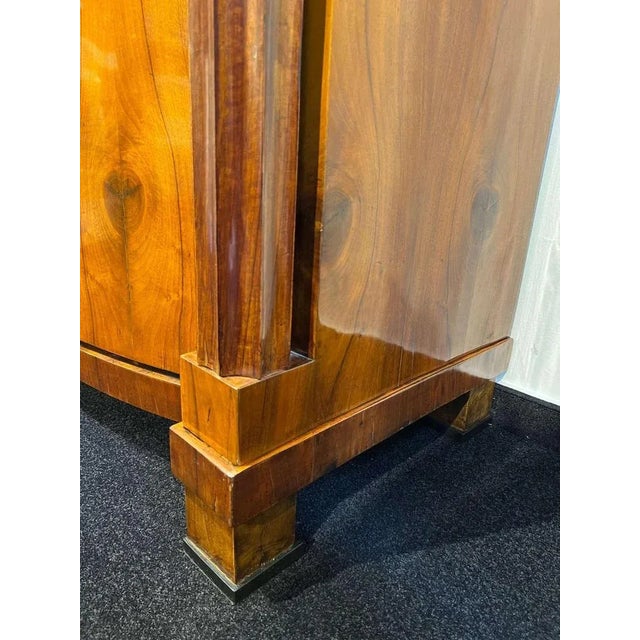 Biedermeier Armoire, Walnut Veneer, Full Columns, Austria/Vienna around 1825 For Sale - Image 9 of 18