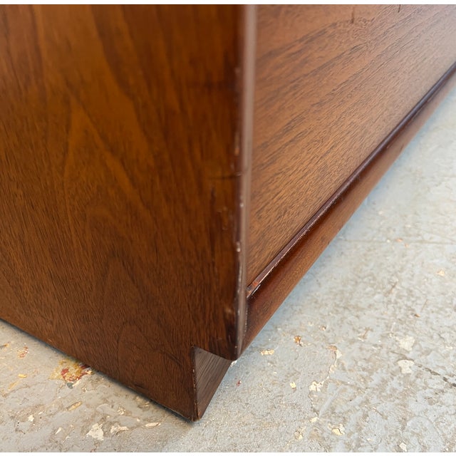 Henredon Circa 60' Mid-Century Modern Walnut Highboy Dresser For Sale - Image 14 of 17