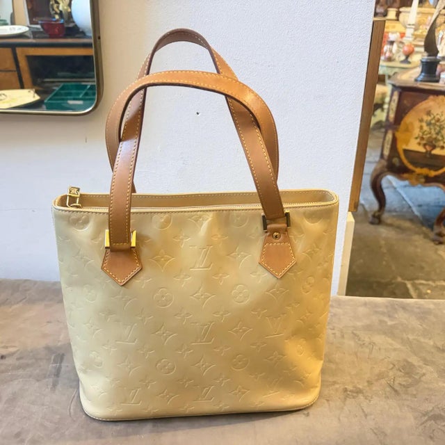 Animal Skin 2002 Louis Vuitton Beige, Gold Vernis Patent Leather Houston Hand-Bag For Sale - Image 7 of 17