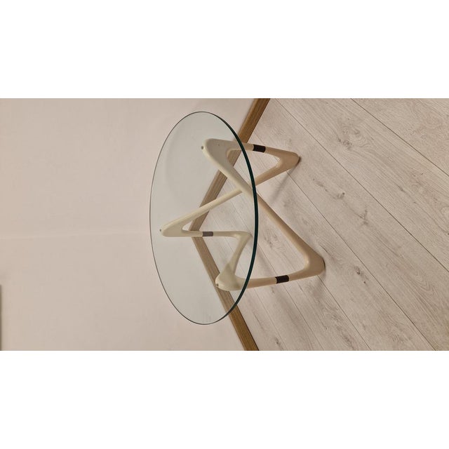 Coffee Table in White Lacquered Wood and Brass with Round Glass Top, 1950s For Sale - Image 9 of 16