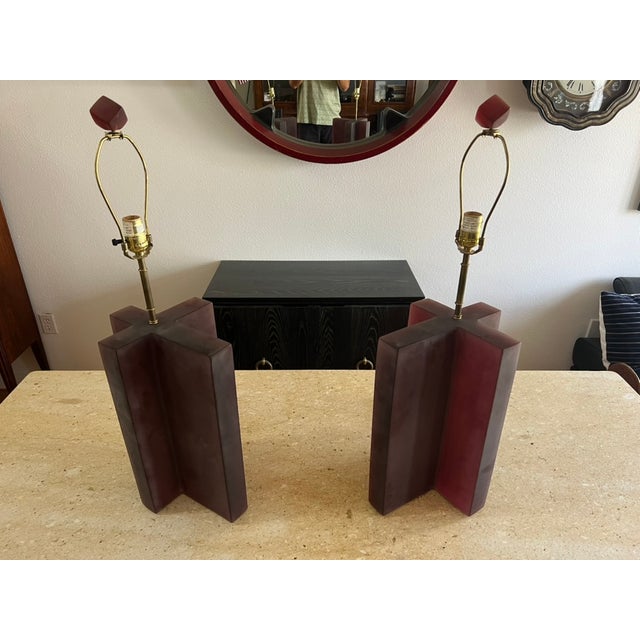 1990s Pair of California Postmodern Sculptural Frosted Resin Table Lamps by Deszign, Inc. For Sale - Image 4 of 17