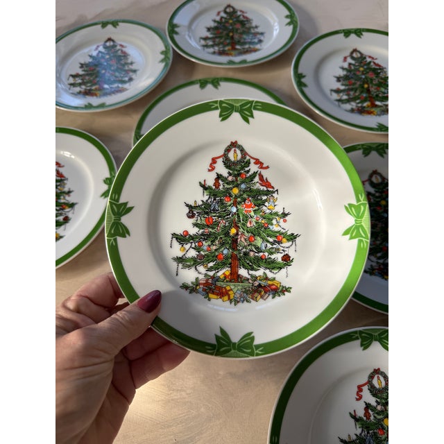 Ceramic MCM Georges Briard Yule Tide 7 5/8” Plates Vintage Christmas Tree Plates - Set of 8 For Sale - Image 7 of 12