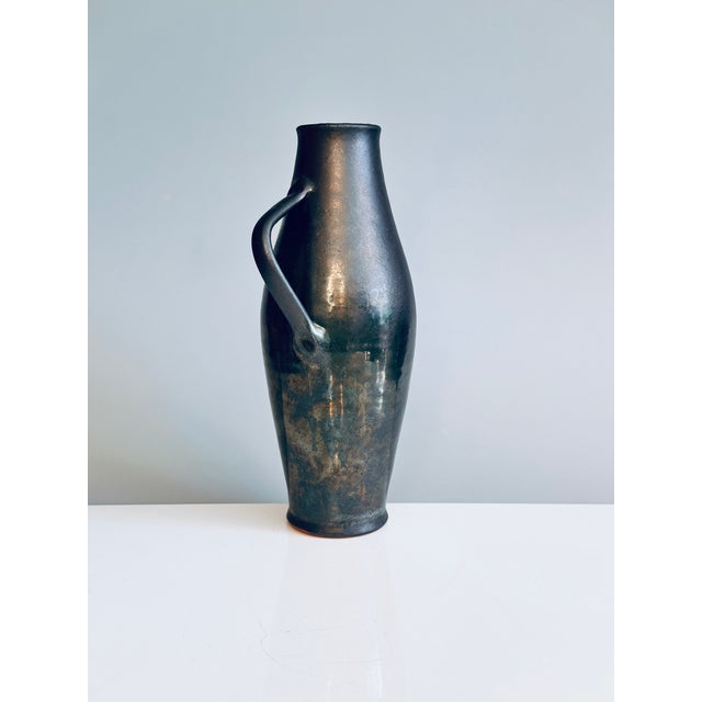 This high-quality studio ceramic art vase was crafted by the German ceramicist Josef Höhler (1909-1964) in Friedrichsroda,...