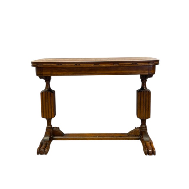 This antique English oak coffee table, attributed to renowned British furniture designer Gordon Russell, showcases fine...