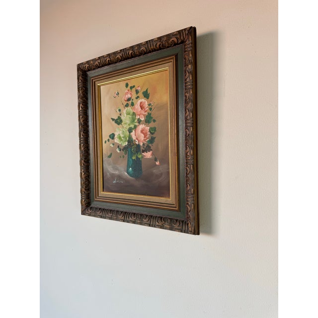 1970s Vintage Floral Still Life - Green & Pink Roses in Vase Oil on Canvas Painting by Bindi For Sale - Image 4 of 10