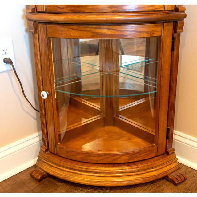 1980s Classic Oak Corner Curio Cabinet - Lighted Glass Display, 4 Glass + 2 Wood Shelves, Excellent Condition For Sale - Image 6 of 14