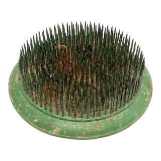 1950s Floral Holder Frog Large Spiked Vogue No 6 Green Metal. For Sale