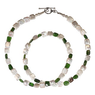 Aria Jewelry 25-Inch White Pearl & Green Chrome Diopside Necklace For Sale