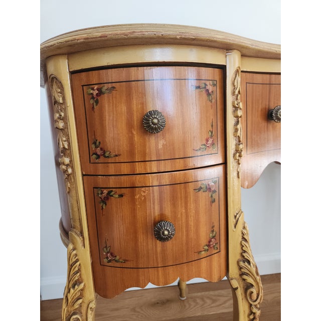 Early 20th Century Vintage French Louis XV–Style Kidney-Shaped Desk / Vanity With Chair For Sale - Image 5 of 15