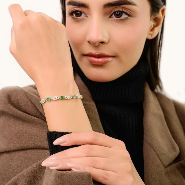 3.55 Ct Emerald & Diamond Art Deco 20th Century Bracelet in 18k Yellow Gold For Sale In New York - Image 6 of 14