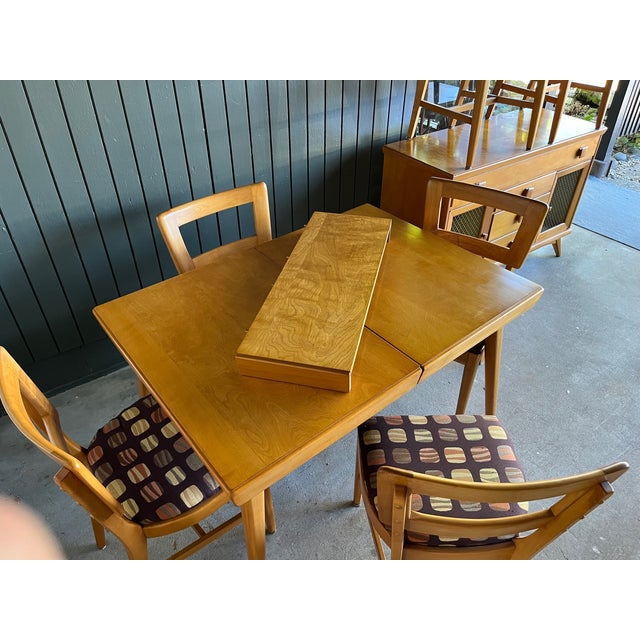Heywood-Wakefield Mid-Century Modern Honey Finish 8-Piece Dining Set — In the Style of Heywood-Wakefield For Sale - Image 4 of 12