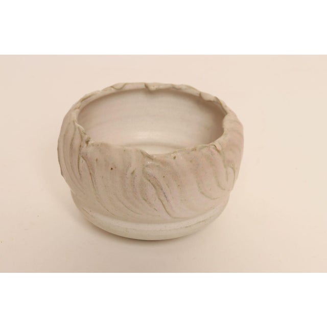 1970s Vintage Pink Matte Glazed Incised Ceramic Vase / Planter by Deanna Nichols For Sale - Image 5 of 15