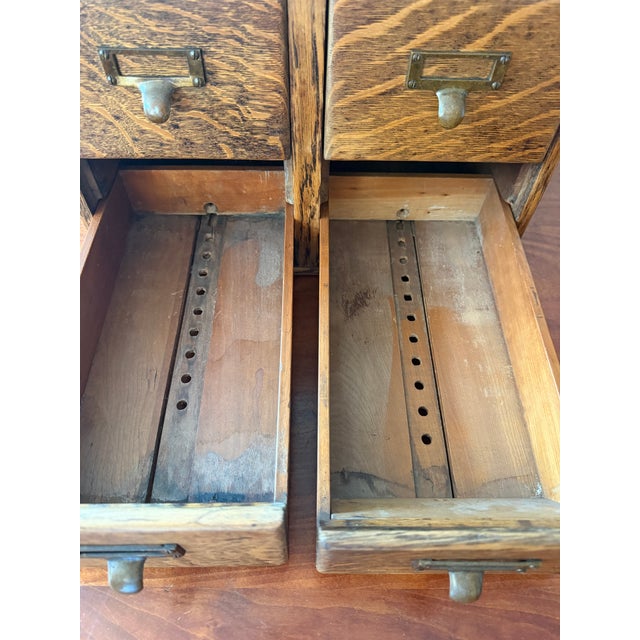 Brass Antique Library Bureau Quarter-Sawn Oak 4-Drawer Card Catalog File Cabinet – Original Brass Hardware For Sale - Image 8 of 17