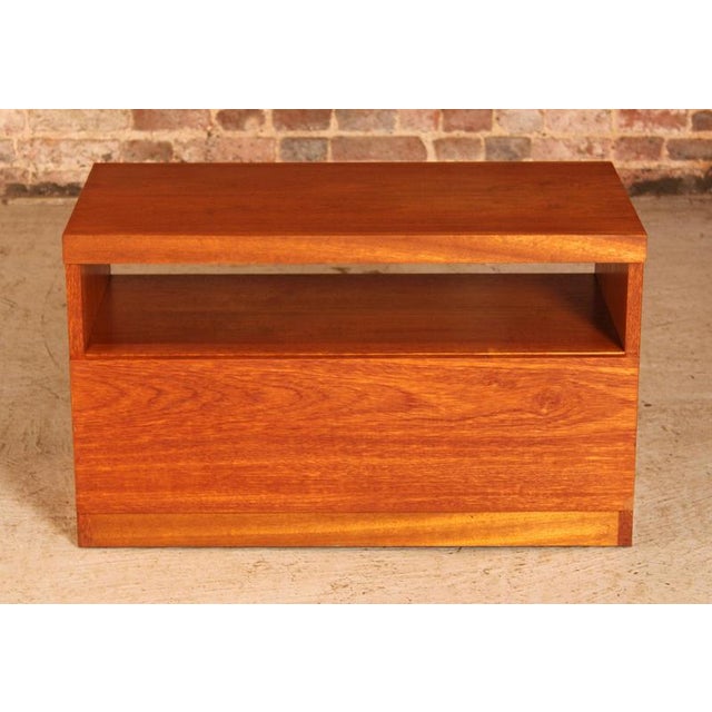Mid century teak tv stand from the 1970s in excellent restored condition, featuring a practical drawer for storage. W 76cm...