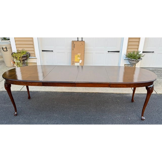 Late 20th Century Attributed to Councill Craftsmen Queen Anne Style Mahogany Dining Room Table With 2 Leaves and Pads For Sale - Image 4 of 6